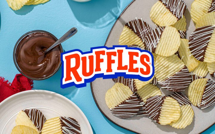 chips ruffles com chocolate, dentro de uma tigela. tamb[em tem um copo de nutella ao lado