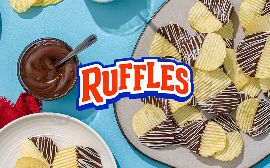 chips ruffles com chocolate, dentro de uma tigela. tamb[em tem um copo de nutella ao lado